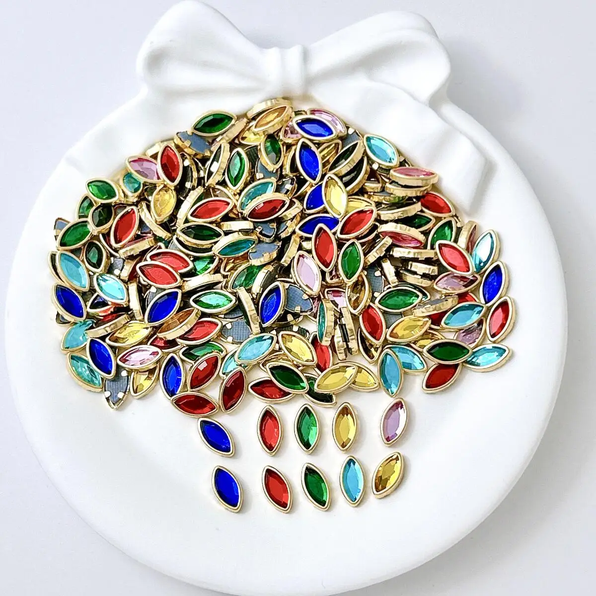 50 PIÈCES Mini Strass Colorés Carrés et Ovales Incrustés, Breloques Minimalistes pour Ongles, Décorations Circulaires en Alliage à Dos Plat pour Nail Art DIY