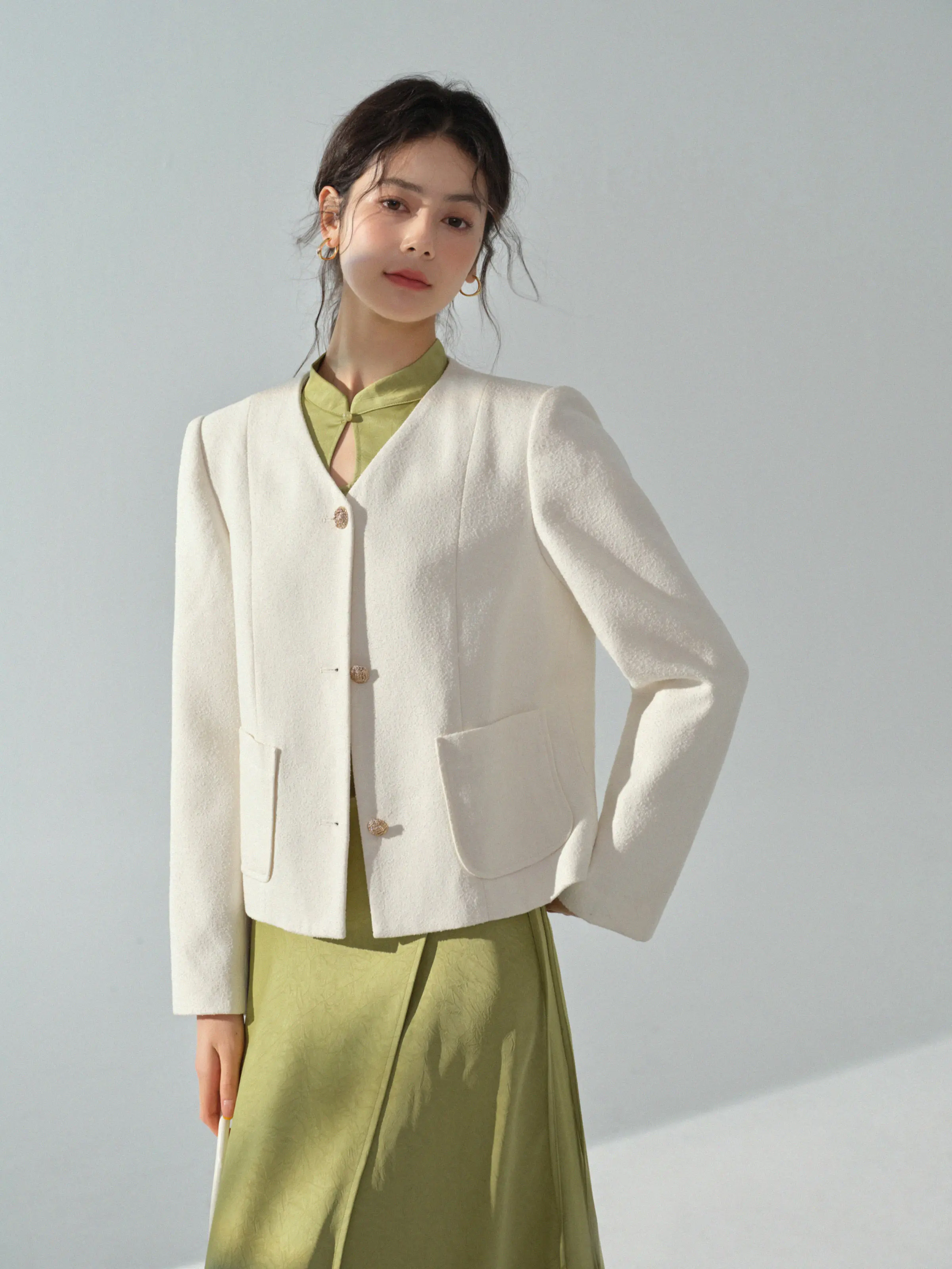 Women Elegant V Neck Short Blazer Spring Commute Slim Structured Tailored Shoulder Pad Casual Office Outerwear Lady Daily Wear