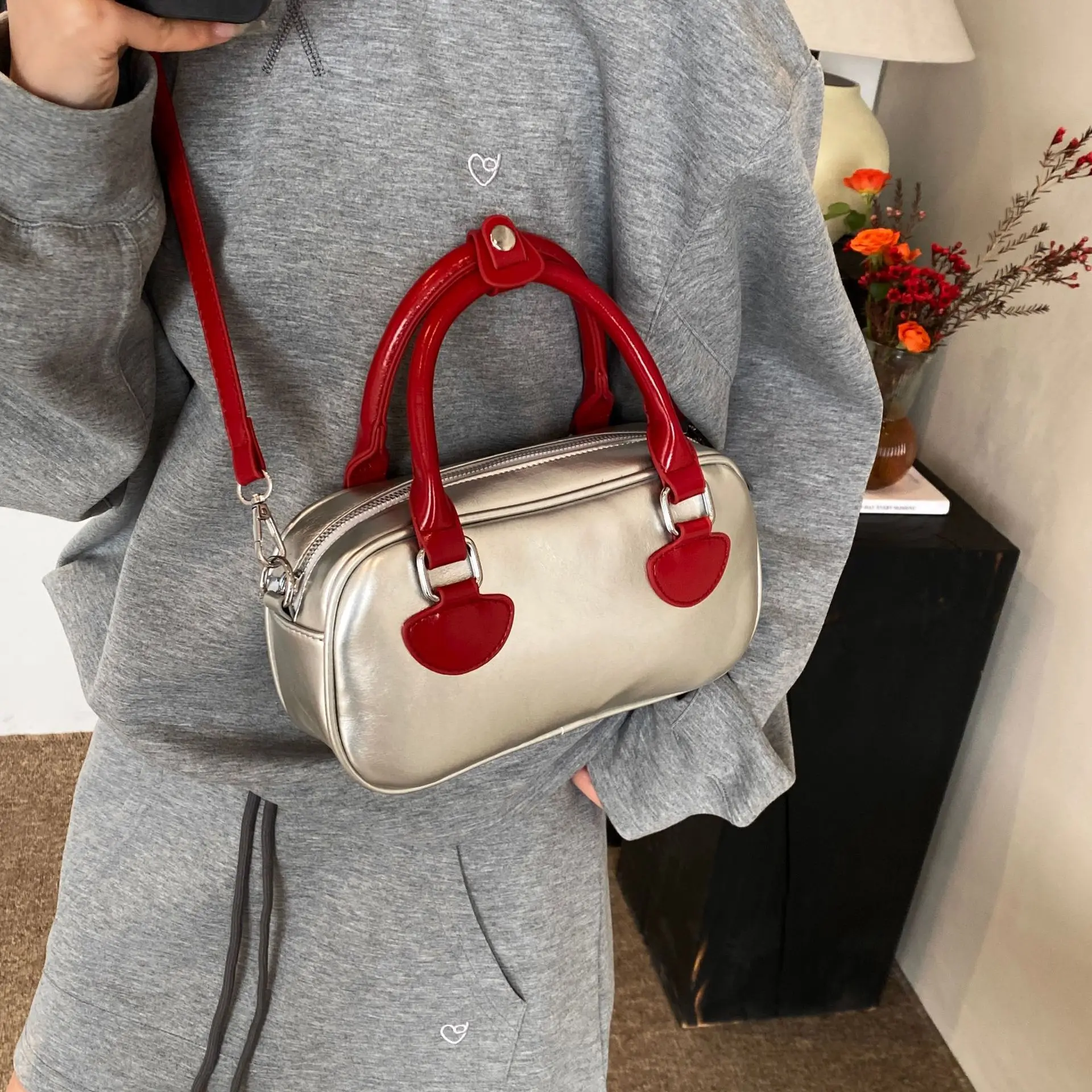 

2024 Early Spring New Niche Design Color Clash Boston Shoulder Bag