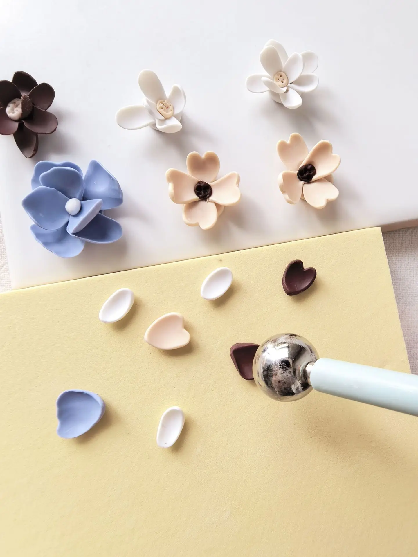 10 x 10 cm große PLA-Arbeitsmatte mit Antihaftbeschichtung für die Herstellung von Blumen und Blütenblättern aus Polymer-Ton – Gelb- und Rosa-Bastelunterlage für Schmuck und Ohrringe – Detail 1