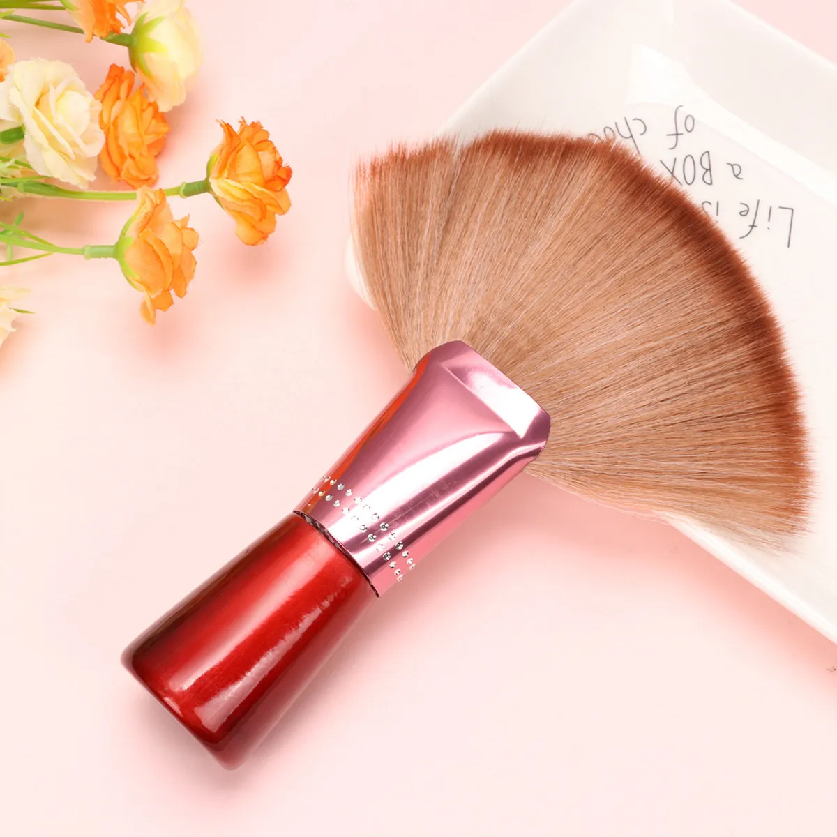 فرشاة بودرة فاخرة بتصميم مروحي بلون بني فاتح، شعيرات نايلون، مقبض من سبيكة الأكريليك مضاد للانزلاق لبودرة الوجه وكريم الأساس وأحمر الخدود