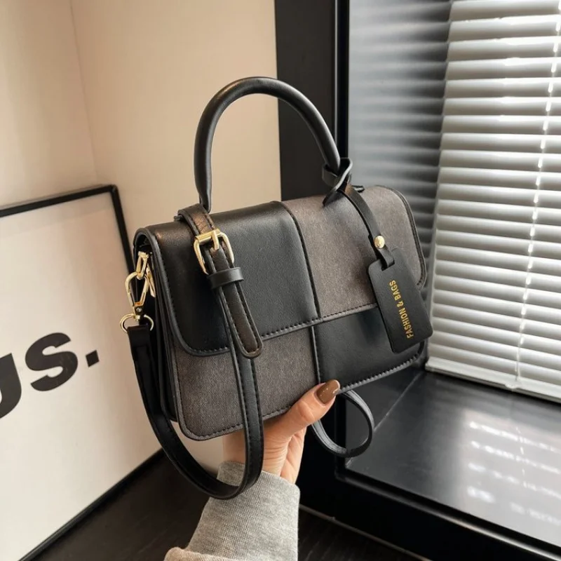 Bolso de hombro para mujer de alta gama con logotipo de marca de lujo y detalles elegantes populares adecuados para errores diarios ​