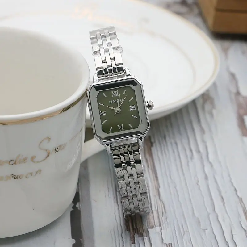 العلامة التجارية الفاخرة أزياء المرأة ساحة ساعات كوارتز السيدات سوار فولاذي غير قابل للصدأ ساعة اليد الكلاسيكية الفضة فام Relogio Feminino