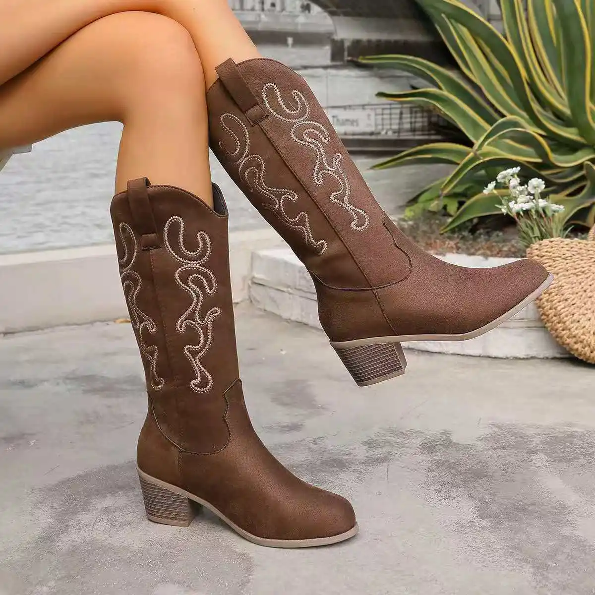 

Winter 2025 Women's Large-Sized Pointed Western Cowboy Boots Mid-Heel British-Style Embroidered Knight Boot