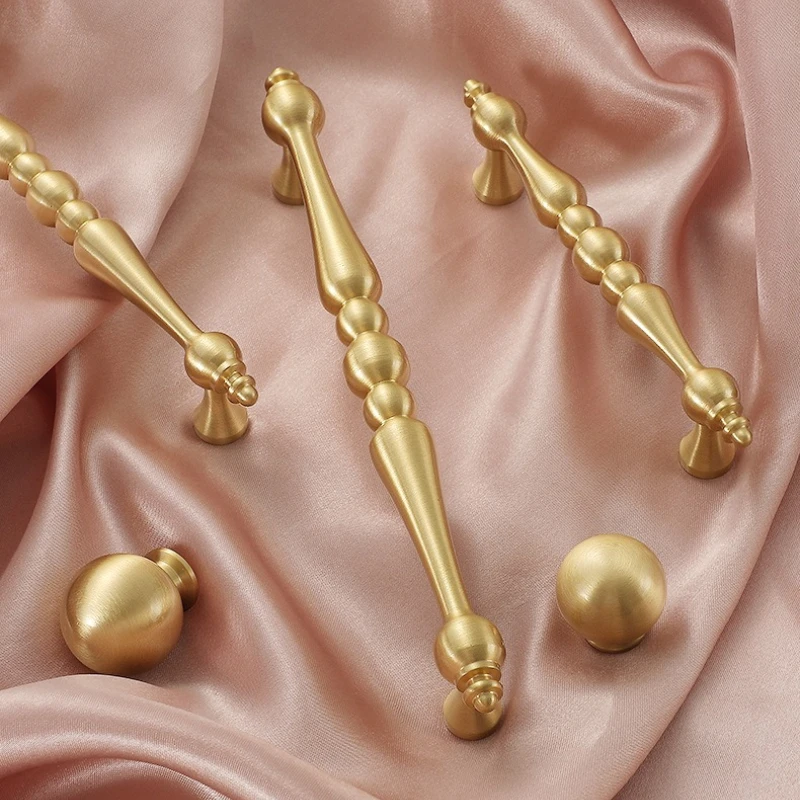 Französischer Luxus-Möbelknopf aus Messing mit Goldgriff für Kleiderschrank, Schublade, Schuhschrank, Einloch-Design, modern, aus reinem Kupfer, Möbelbeschlag. – Detail 9