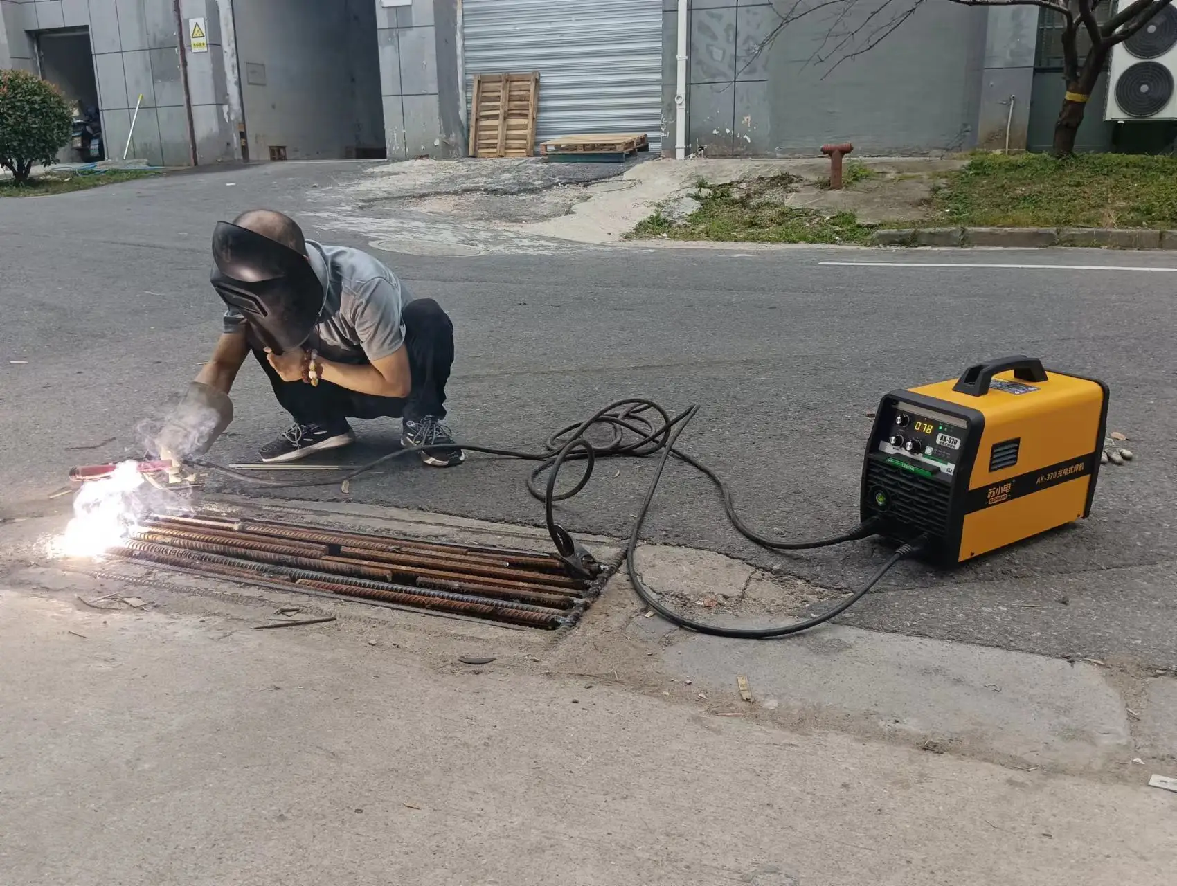 LW370 Lithium Battery Welding Machine  Portable Design 3.7KW 2405WH  Instead of Conventional Welding Machine