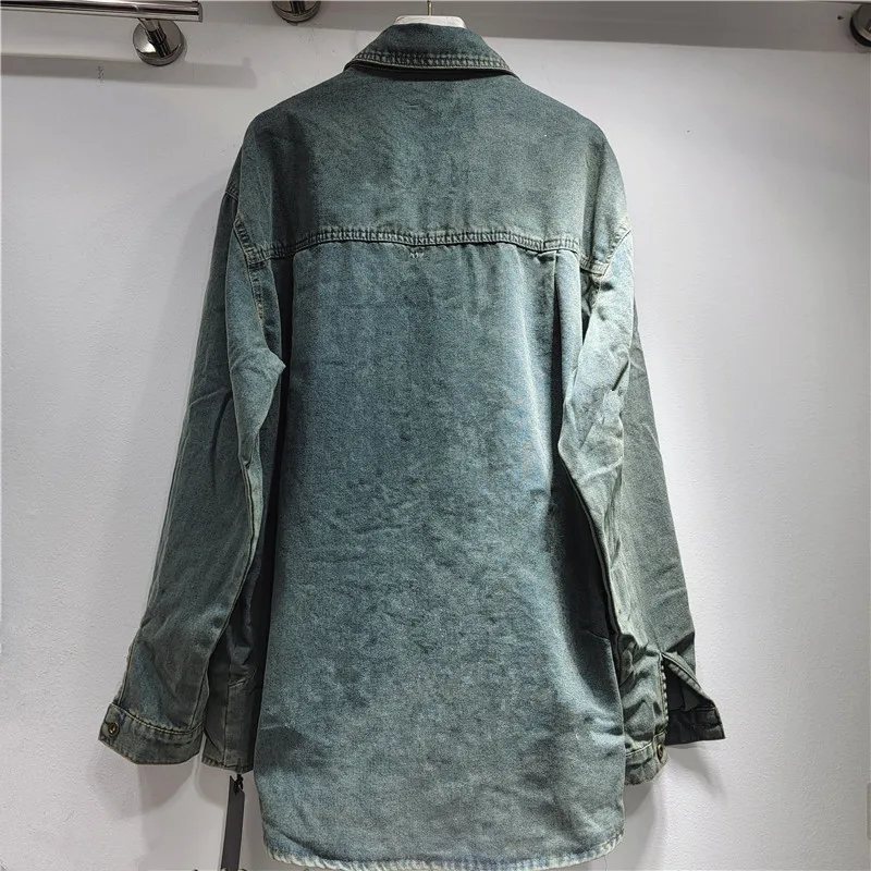 2026 Neues, mit Metallschnalle verziertes, modisches, stilvolles Design, Umlegekragen, lockeres, mittellanges Jeanshemd für Damen, Frühlingsoberteile