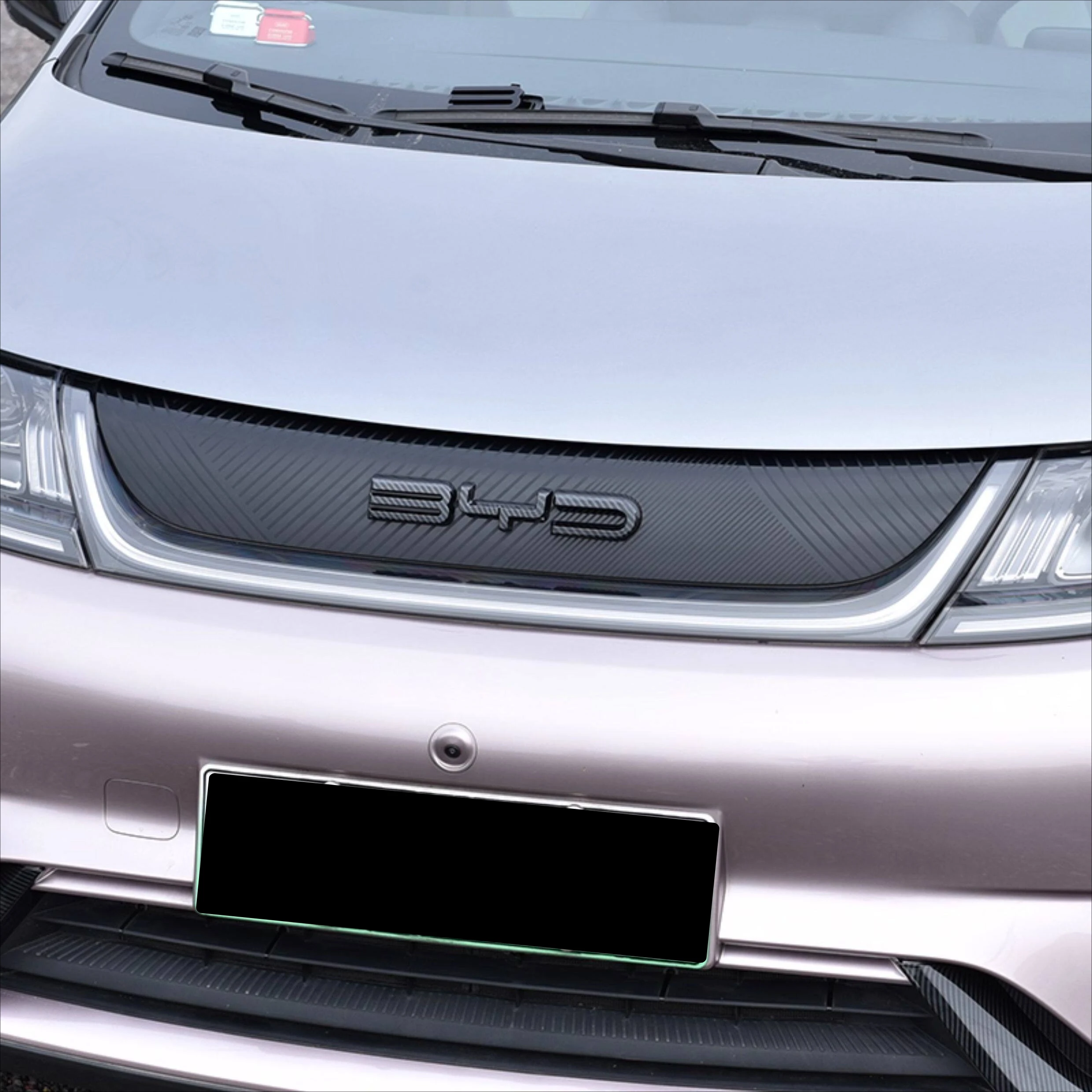 Für BYD Dolphin 2021-2026: Schwarzer Krieger Frontemblem aus Kohlefaser – Nicht demontierbare Abdeckung für die Frontmodifikation – Detail 2