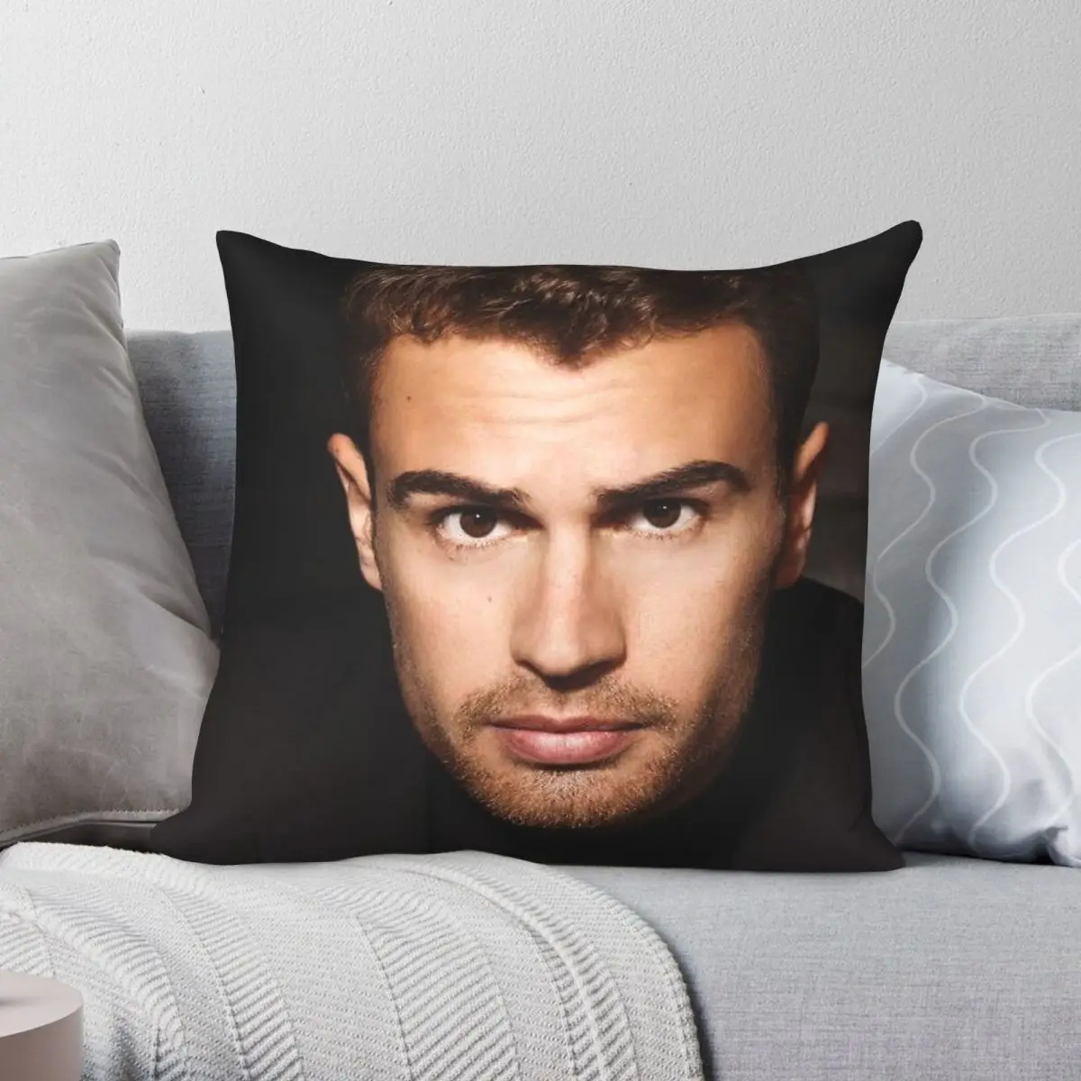 Theo James Actor - Funda de almohada cuadrada de poliéster, lino, terciopelo, con diseño de cremallera, funda de cojín para coche