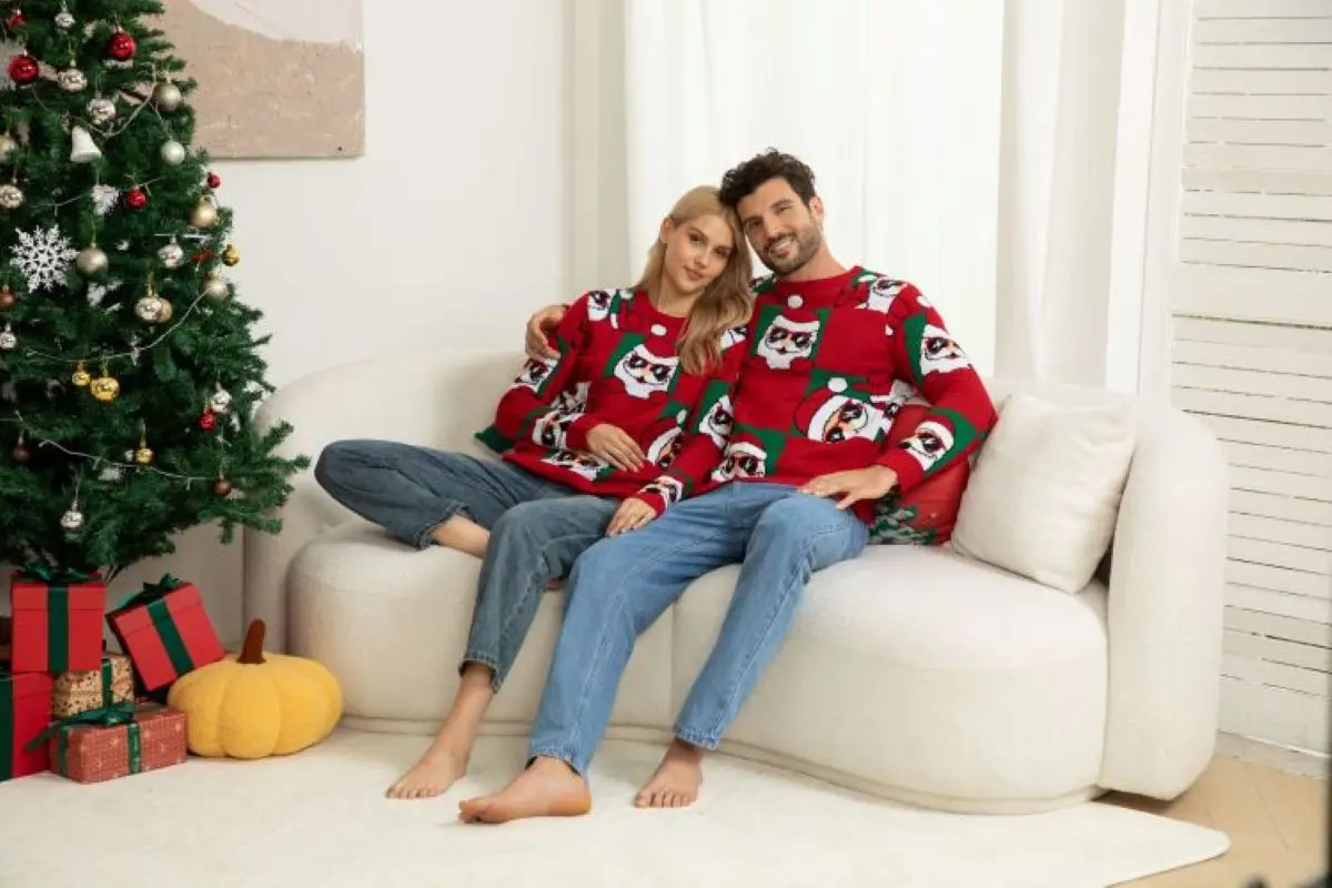 

Popular round-neck casual couple's clothing: red Christmas sweater with bear jacquard patternLD800054