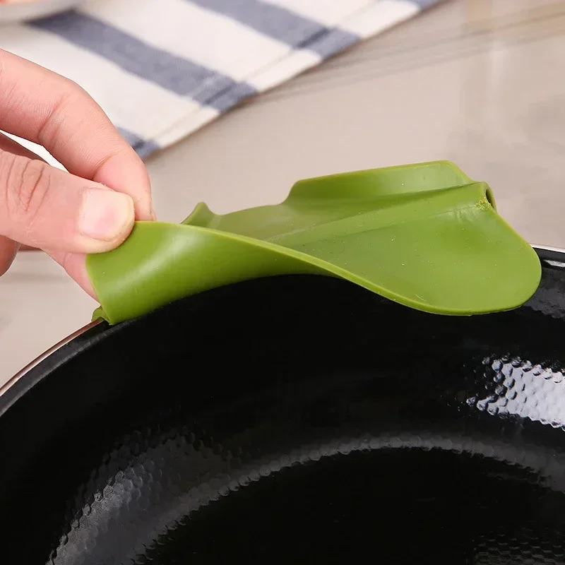 1/2 Pcs Funnel Anti-spill Silicone Slip on Pour Soup Spout Funnel for Pots Pans and Bowls and Jars Kitchen Gadget Tool