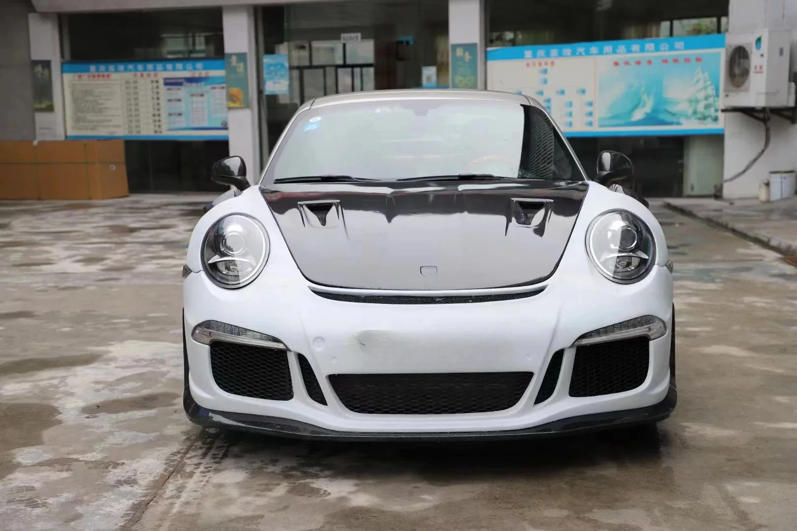 

Капот двигателя 911 из карбона, кастомный