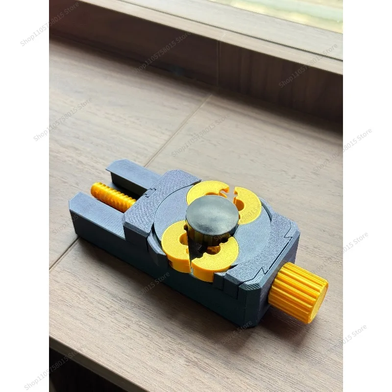 For plastic clamping special-shaped items, desktop figure model making clamping tool