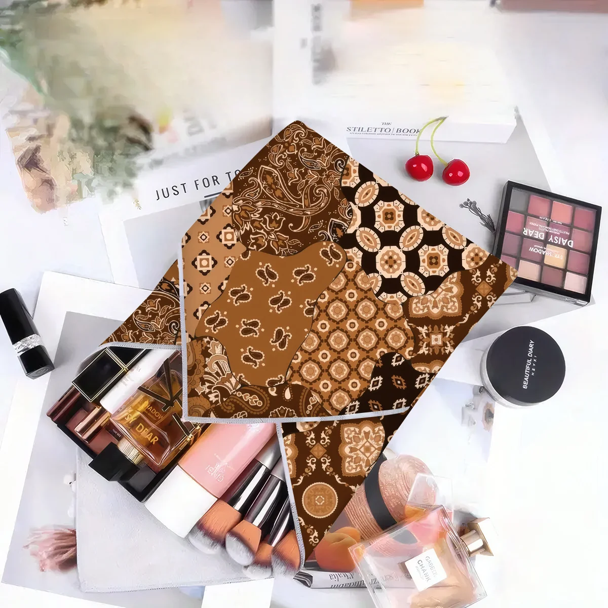1pc Self-Adhesive Magic Wrapping Cloth Vintage Brown Paisley Geometric Patchwork Printed Makeup Bag, Makeup Brush Storage Pouch