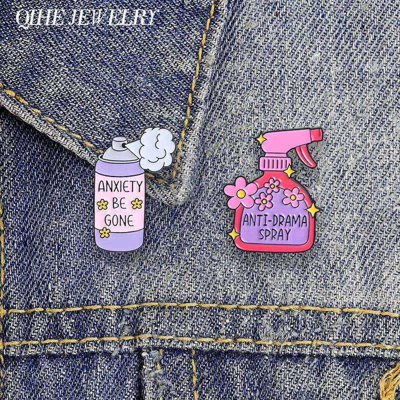 Anti-Drama-Spray Angst-Abwehr-Emaille-Pins Süße Rosa Sprühdose mit Blume Metallbrosche Taschen-Reversnadel Modeschmuck Geschenke