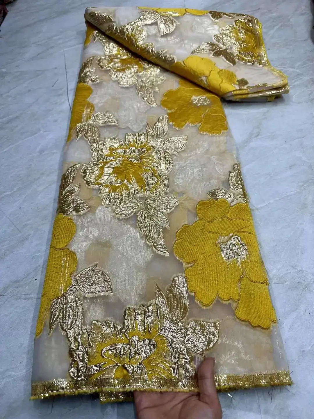 

2025High Quality African Brocade Lace Fabric New Design Jacquard Lace Fabric French Damask Fabric for Women Wedding Dress AH0481