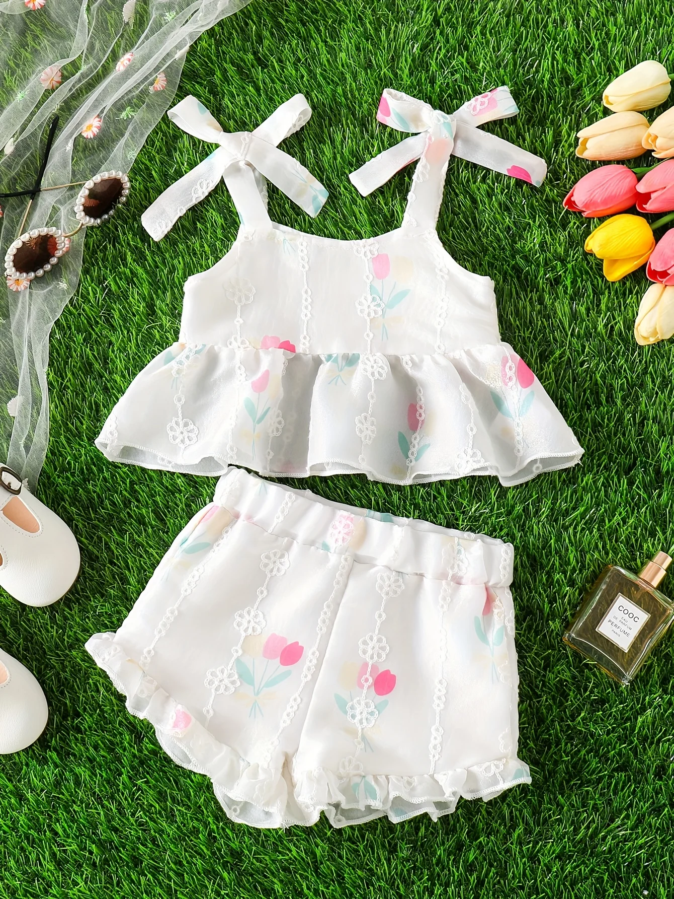 

Комплект из двух предметов для девочек: элегантный стиль для весны и лета с забавной цветочной вышивкой и принтами, топ на регулируемых бретелях и шорты с рюшами, комбинированный комплект для девочек.