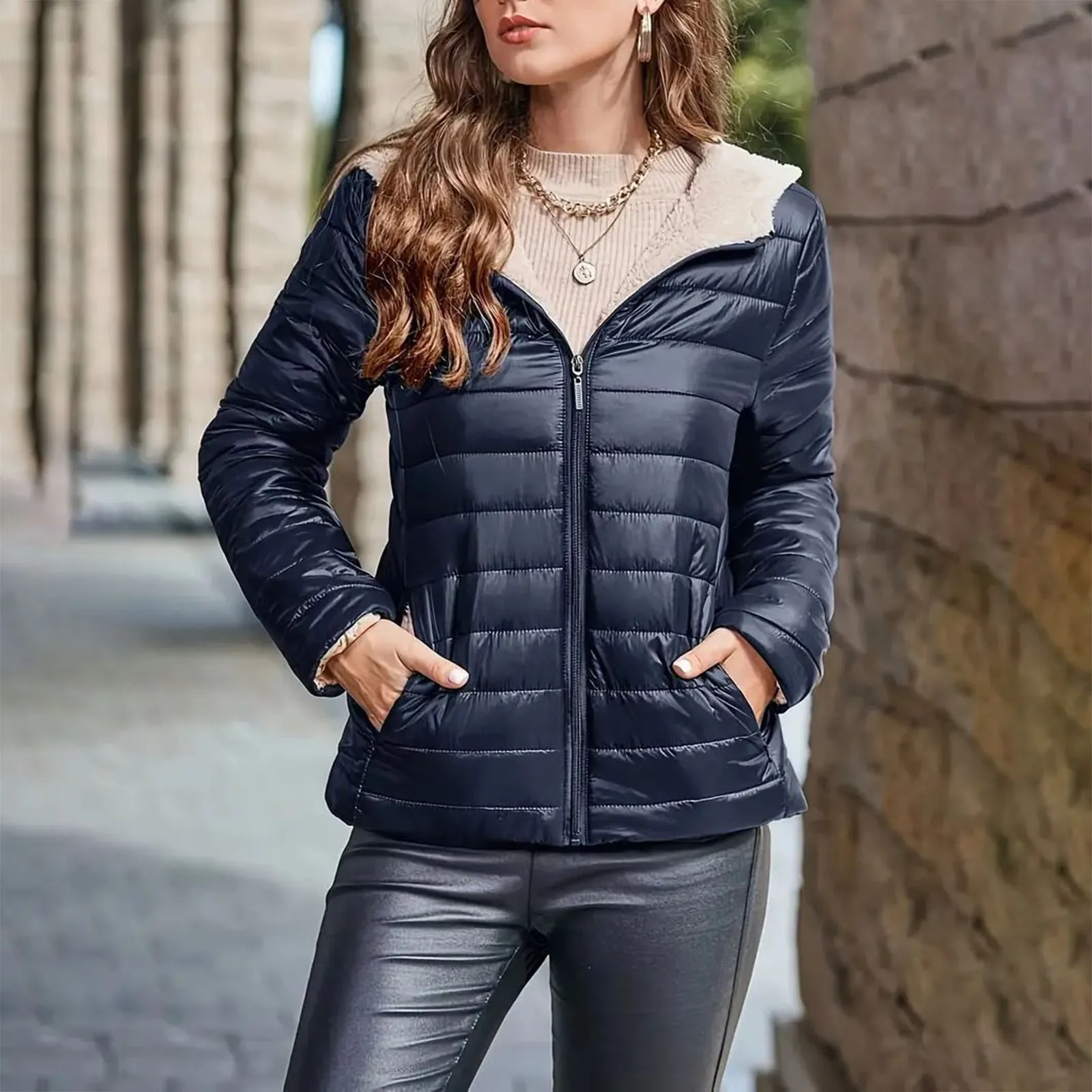 Chaqueta de algodón liso de invierno para mujer, abrigo ligero cálido a prueba de viento con capucha y aislamiento reciclado, prendas de vestir exteriores cortas ajustadas