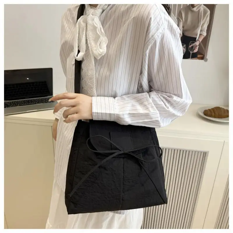 Koreanischer Stil Klapp-Nylon-Schultertasche mit Schleife, Große Kapazität Messenger-Tasche, Leichte Weiche Nylon-Tasche, Tragetasche mit Reißverschluss – Detail 8