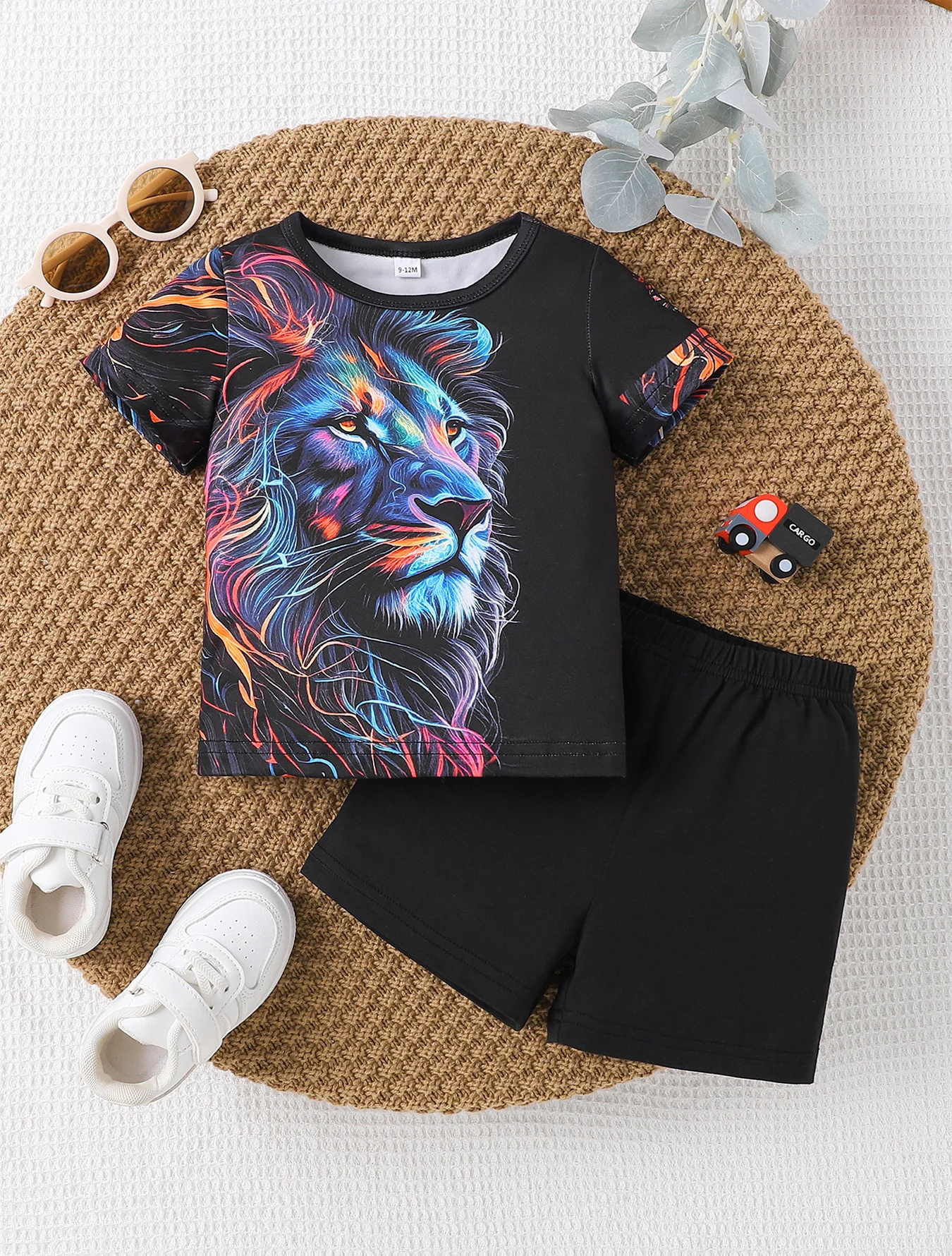 

Черный комплект для мальчиков с персонализированным принтом льва: топ и однотонные шорты, стильный дизайн