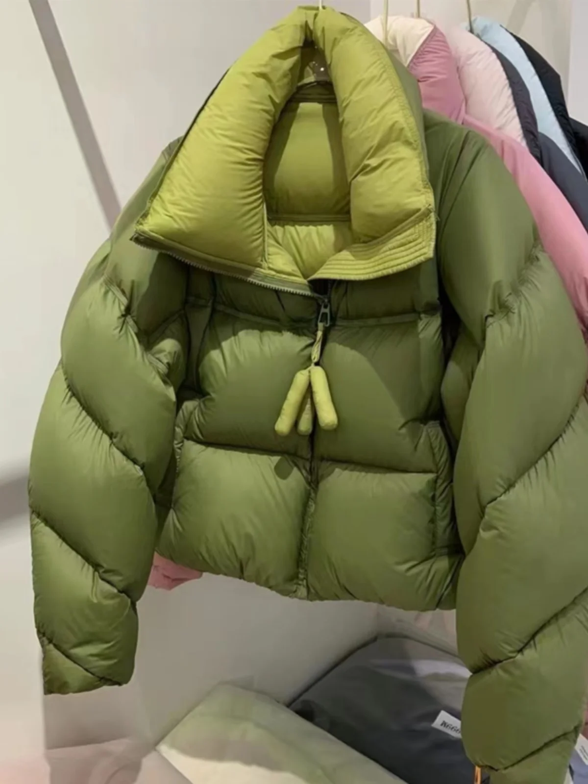 

Женская хлопковая куртка 2025: Новинка зимней моды, дизайн с цветовыми блоками, антивозрастной эффект, короткий воротник-стойка, объемный крой, трендовая корейская версия