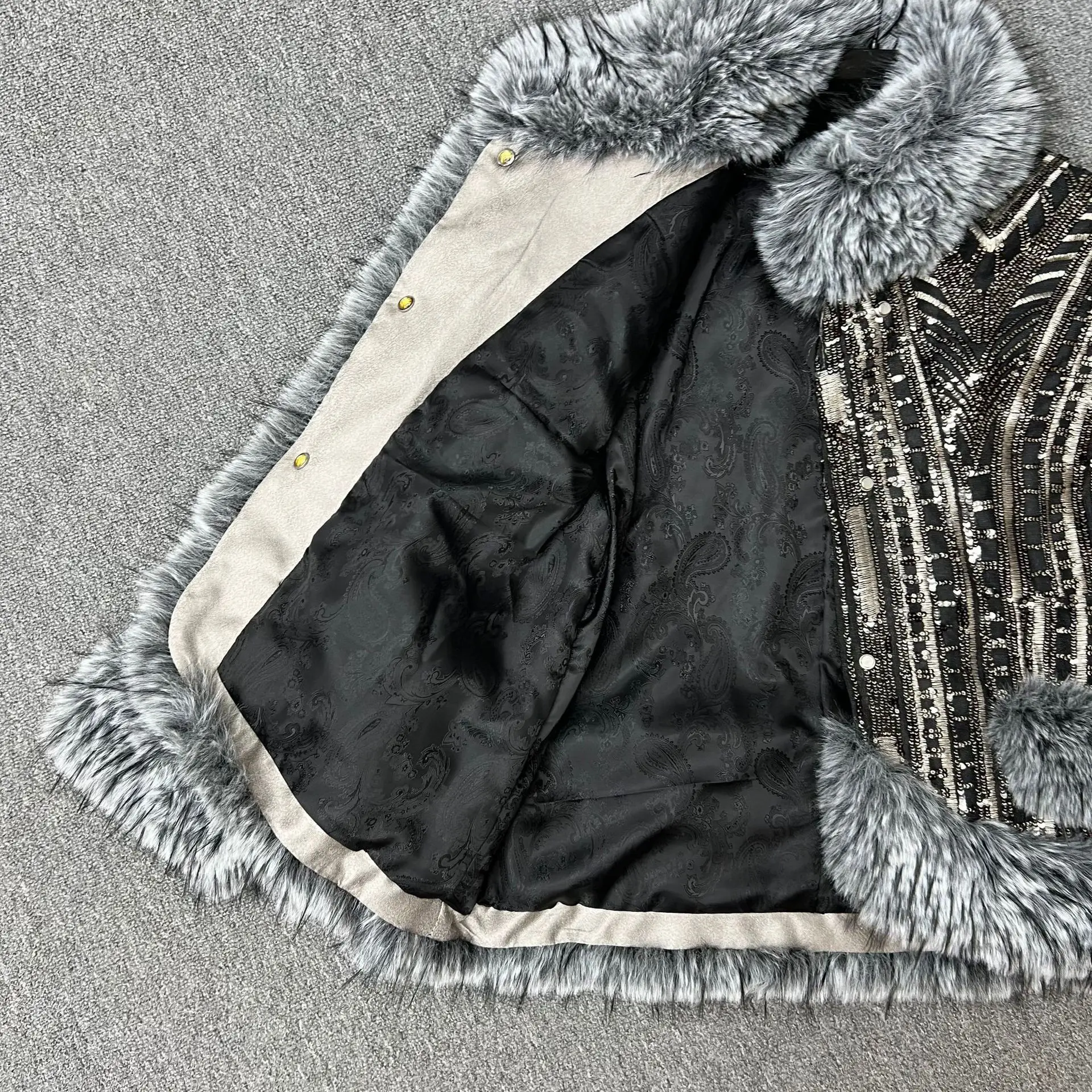 معطف فرو الثعلب الصناعي مطرز بالترتر الثقيل للنساء 2025 شتاء موضة جديدة فضفاضة دافئة أنيقة معطف فرو صناعي سترة فروي #6