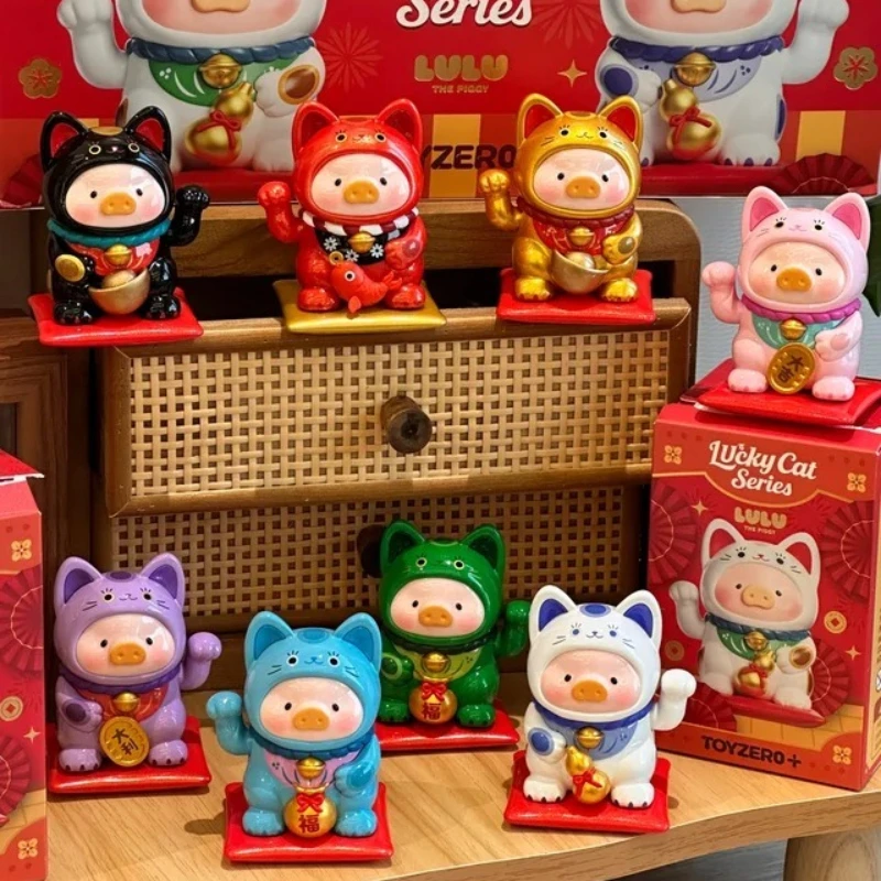 

Коллекционная фигурка LULU The Piggy Lucky Cat Series: Аниме-игрушка-сюрприз в закрытой упаковке, милый подарок на Новый год