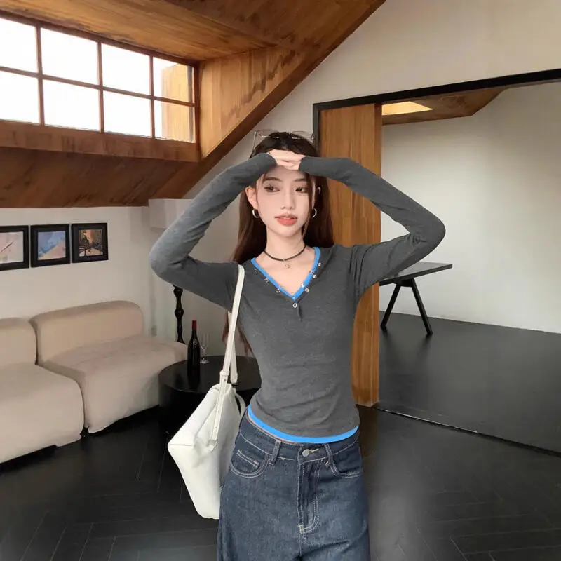 T-shirt a maniche lunghe per auto-coltivazione con scollo a V per ragazza Inizio autunno Nicchia Stile corto Strato base Studente Design Senso Top all'ingrosso