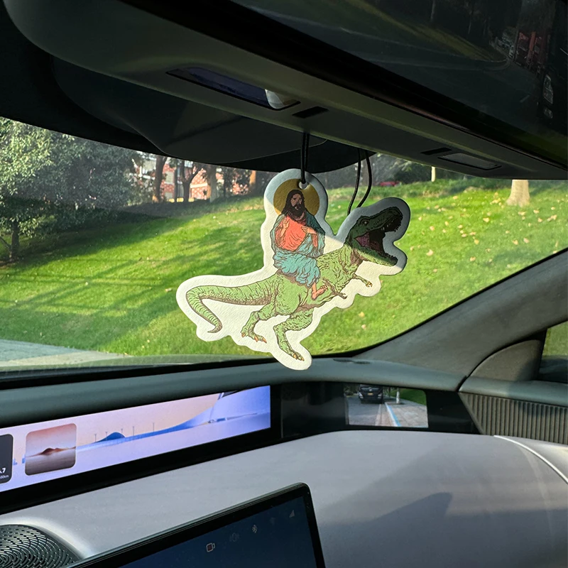 مدح يسوع يركب ديناصور هيلتون (رائحة الفندق) معطر هواء للسيارة | قلادة مرآة الرؤية الخلفية ومشبك تنفيس ثنائي الغرض | أقراص الروائح المواد الطبيعية | عطر يدوم طويلاً لمدة 90 يومًا | غير كحولي | لا تخاف من الشمس | مصممة خصيصًا لإزالة الروائح الكريهة للسيارات وخزائن الملابس والحمامات. | نمط الرسوم المتحركة الكرتونية | للجنسين | عطر فاخر من الدرجة | خمسة #4