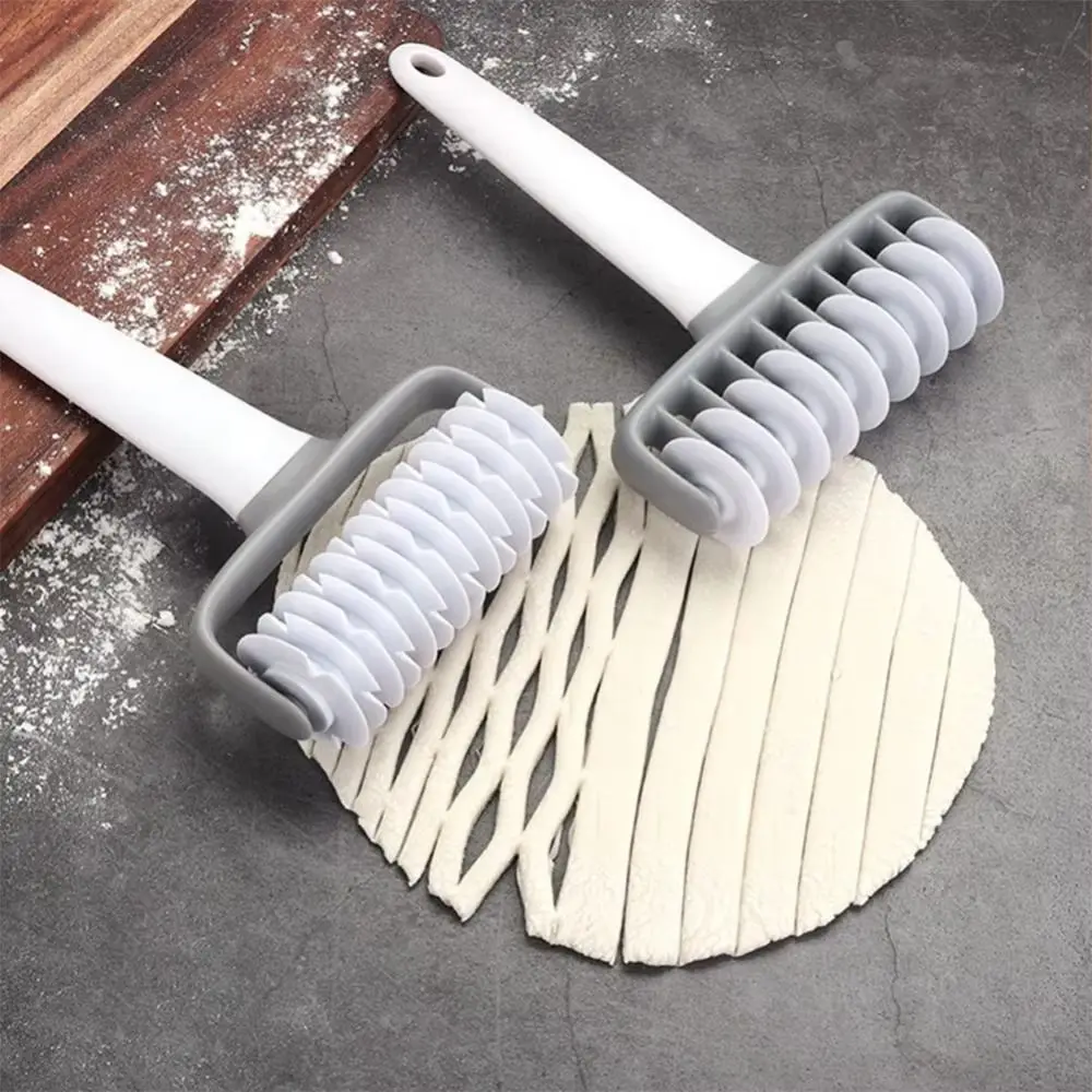 Creative Pizza Dough Docker Roller Embossing Design Roller Needle Pizza Puncher Ergonomic Easy Clean Pizza Docking Tool