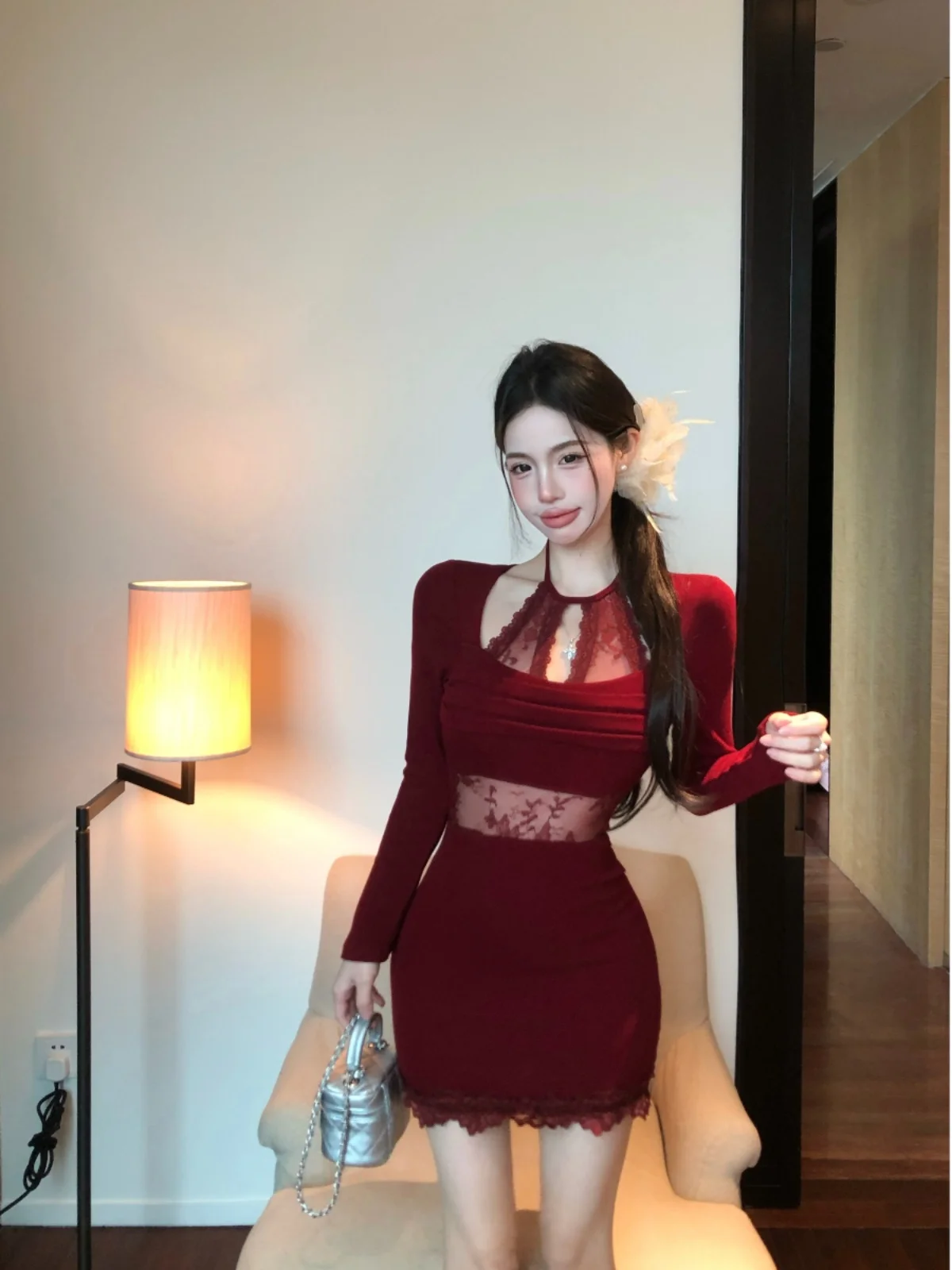 Czerwona spódnica z dzianiny z koronkowymi wstawkami, dopasowana w talii, długa, jesienno-zimowa, model Pure Desire.