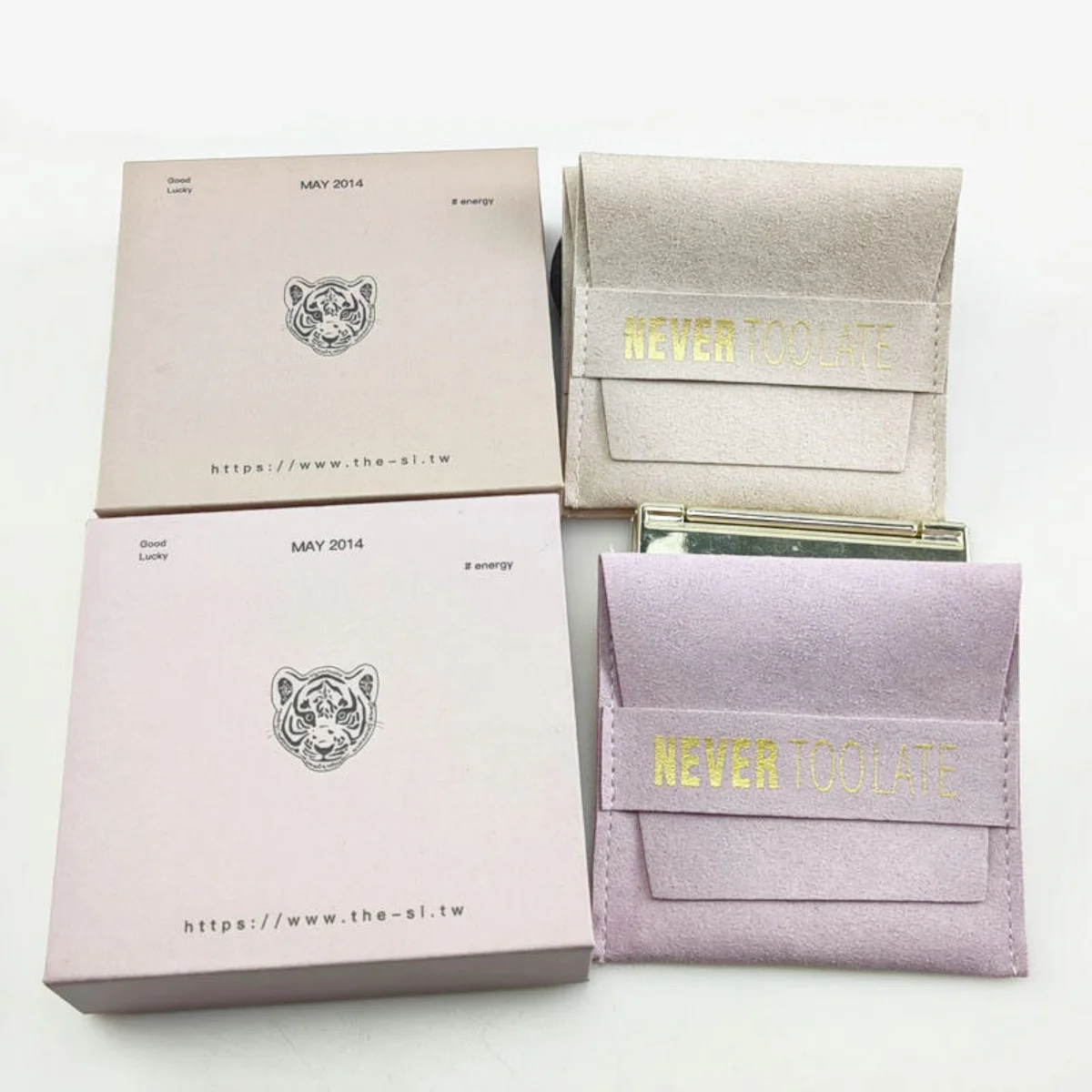 

50 шт. персонализированный чехол для ювелирных изделий из микрофибры с клапаном, замшевая бархатная сумка для украшений с застежкой на веревке, может логотип Custon для свадебного подарка