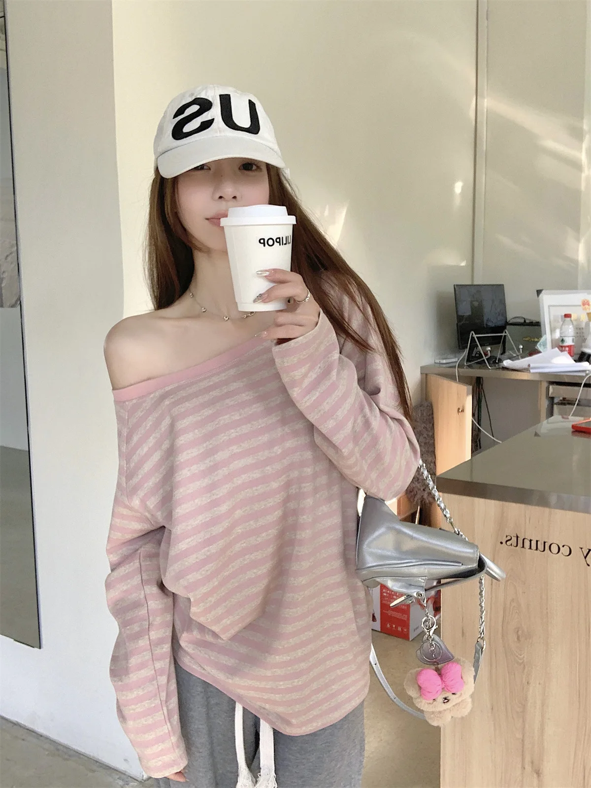 Neues Damen-Herbst-Oberteil: Locker geschnittenes, gestreiftes Off-Shoulder T-Shirt für Studentinnen – Langärmliges Oberteil mit schrägem Schulterdesign für Mädchen und Frauen, lässiges Basic-Shirt – Detail 10