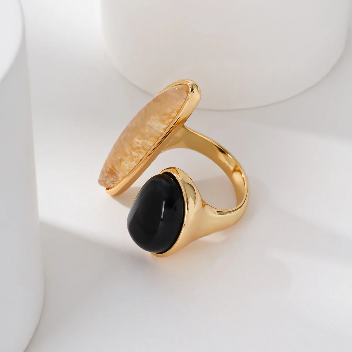 

Natural black agate tea crystal copper plated genuine gold ring