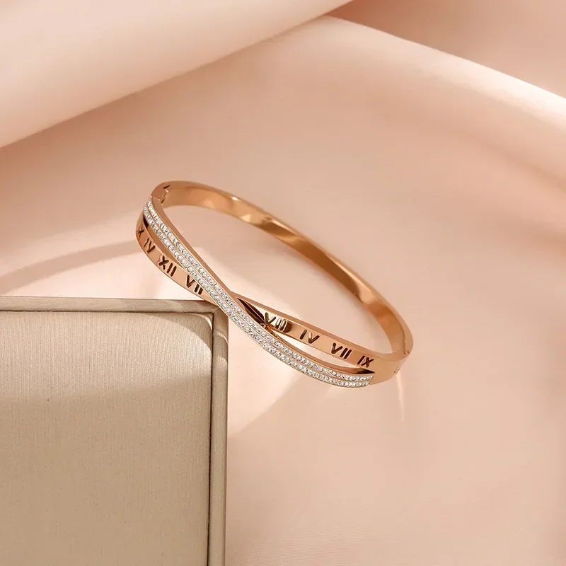 

Браслет с бриллиантами и крестом в том же воде и римский браслет с крестом в качестве популярных женских модных влиятельных средств