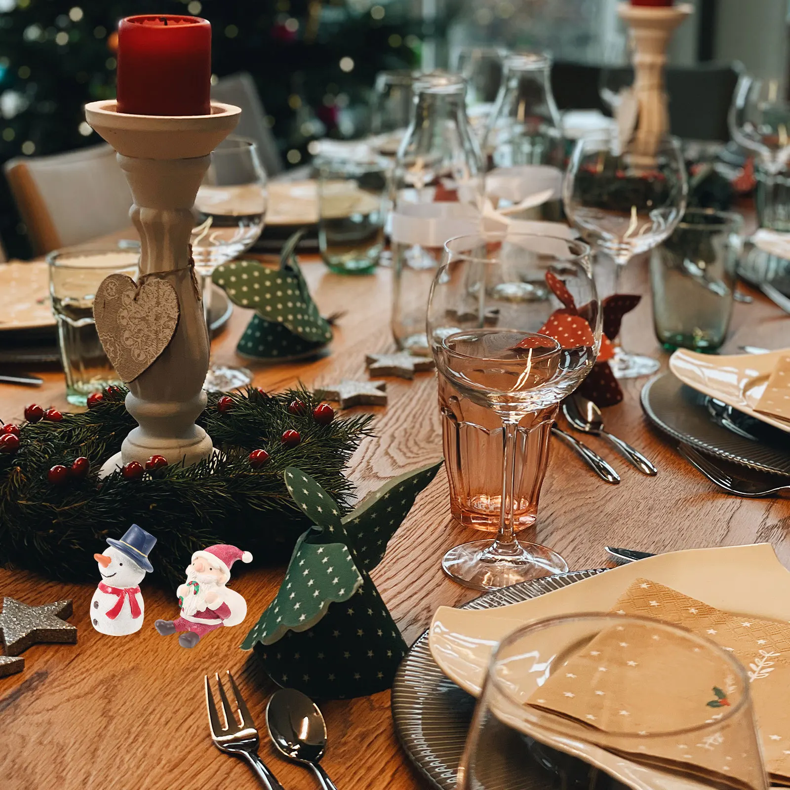 

4Pcs Christmas Family Figurines Set Resin Mini Decorations for Tabletop Holiday Display Indoor Xmas Festive