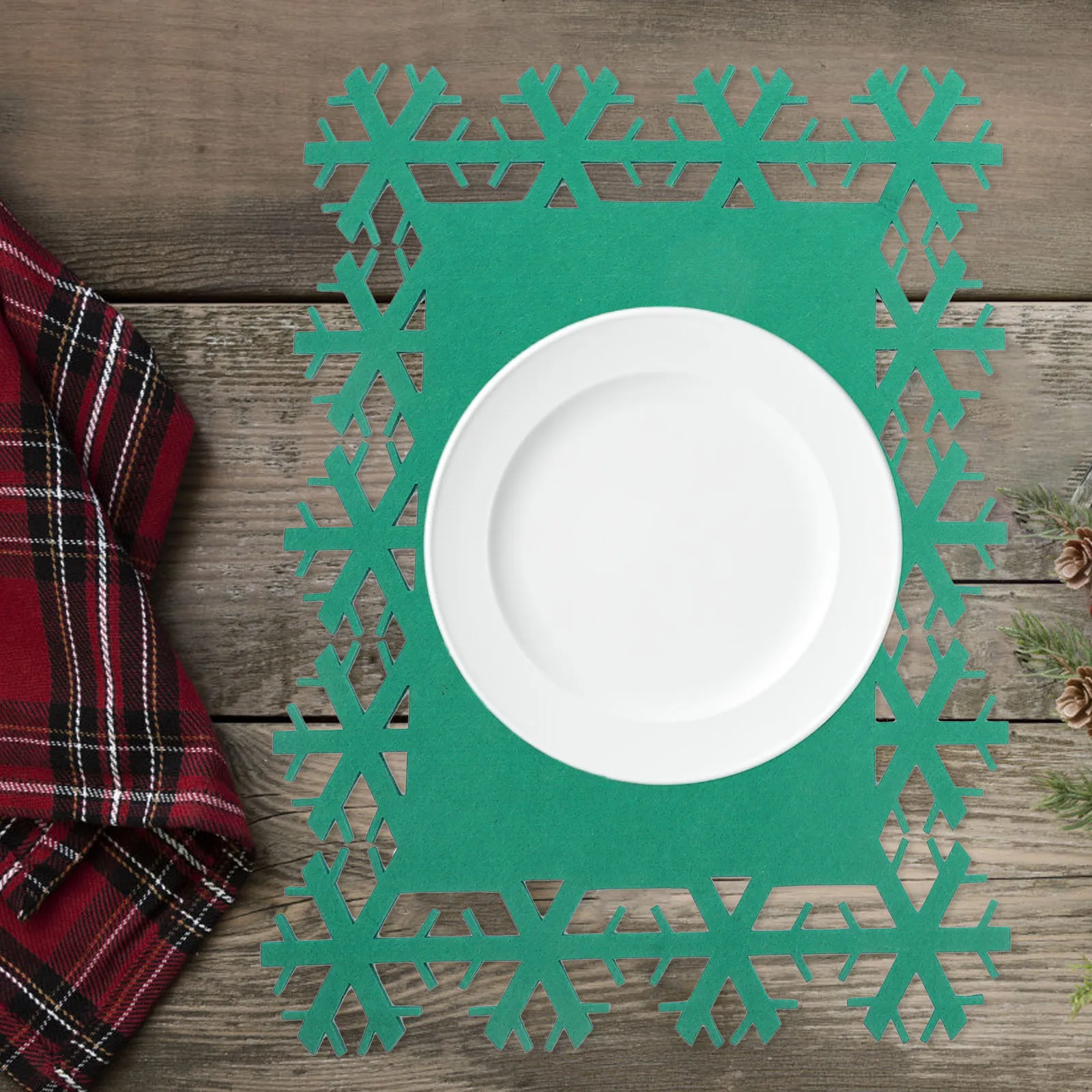 

24Pcs Snowflake Table Mats Christmas Felt Heat Resistant Place Mats Anti Slip Party Decor Place Mat Christmas Placemats