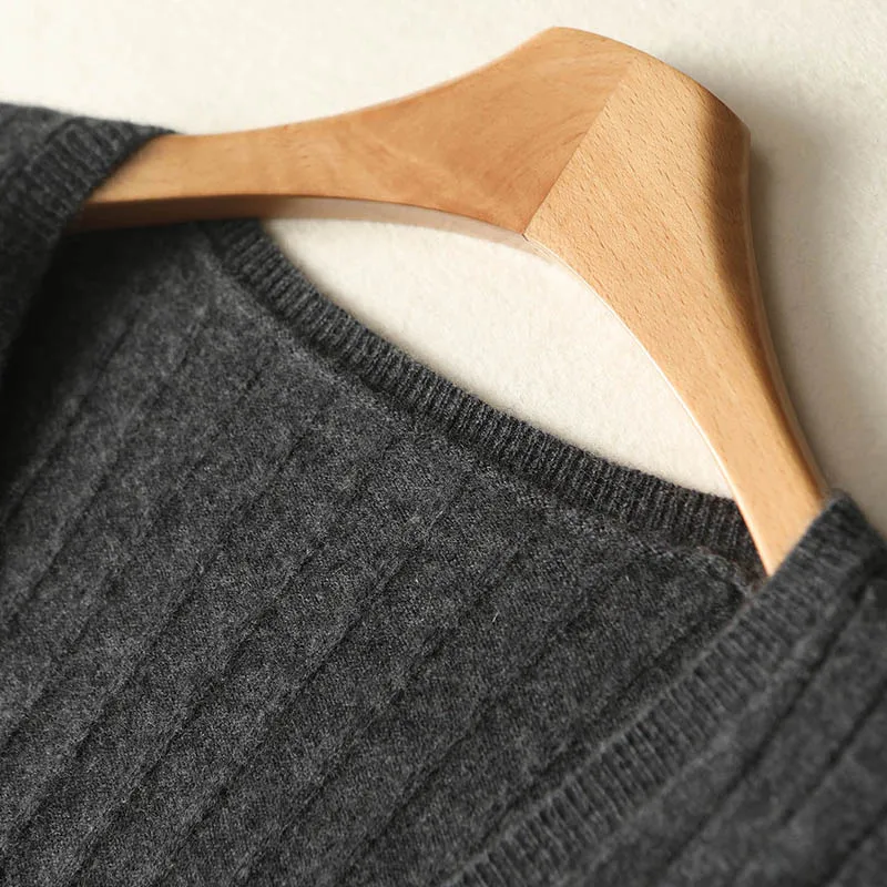 Трикотаж пуловера из 100% шерсти с глубоким V-образным вырезом и широкими полосками, элегантный и стильный выбор для женщин