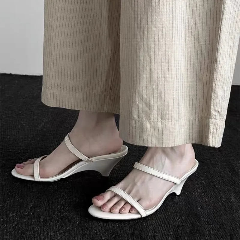 Extrem Schlichter Stil 2026 Sommer Neue Vielseitige Französische Nischen-Keilabsatz-Sandalen mit Geradem Riemen