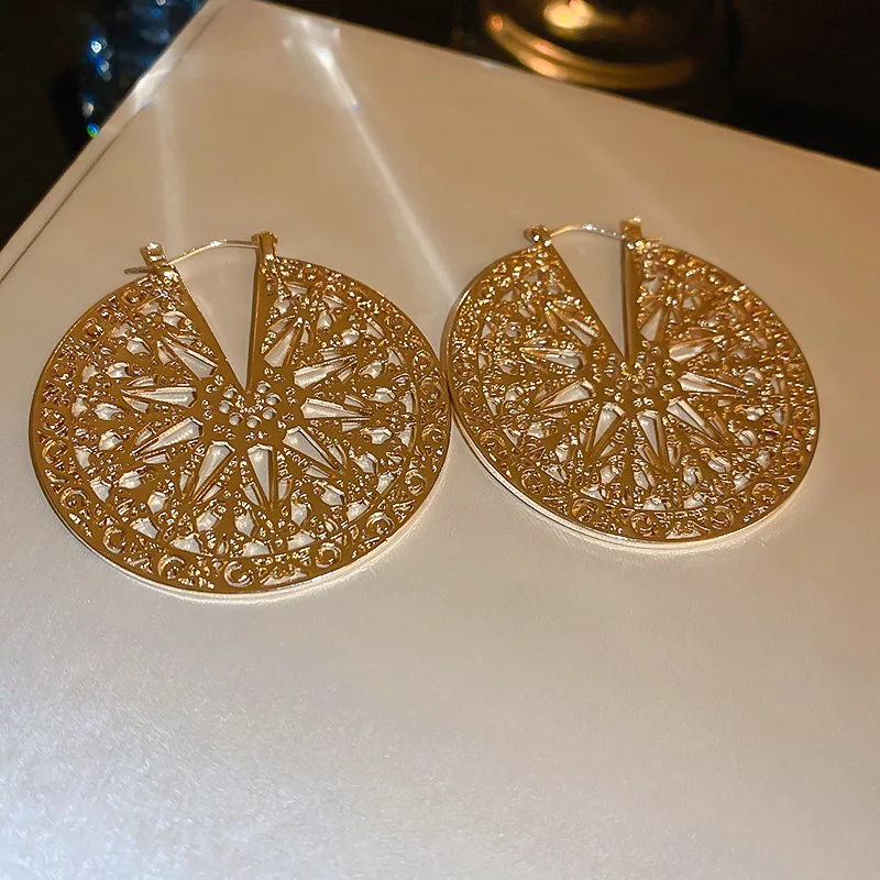 Hollow Disc Metal Earring for Women Retro Design Sense Exaggerated Drop Earring Fashion High-grade Golden Jewelry Wholesale