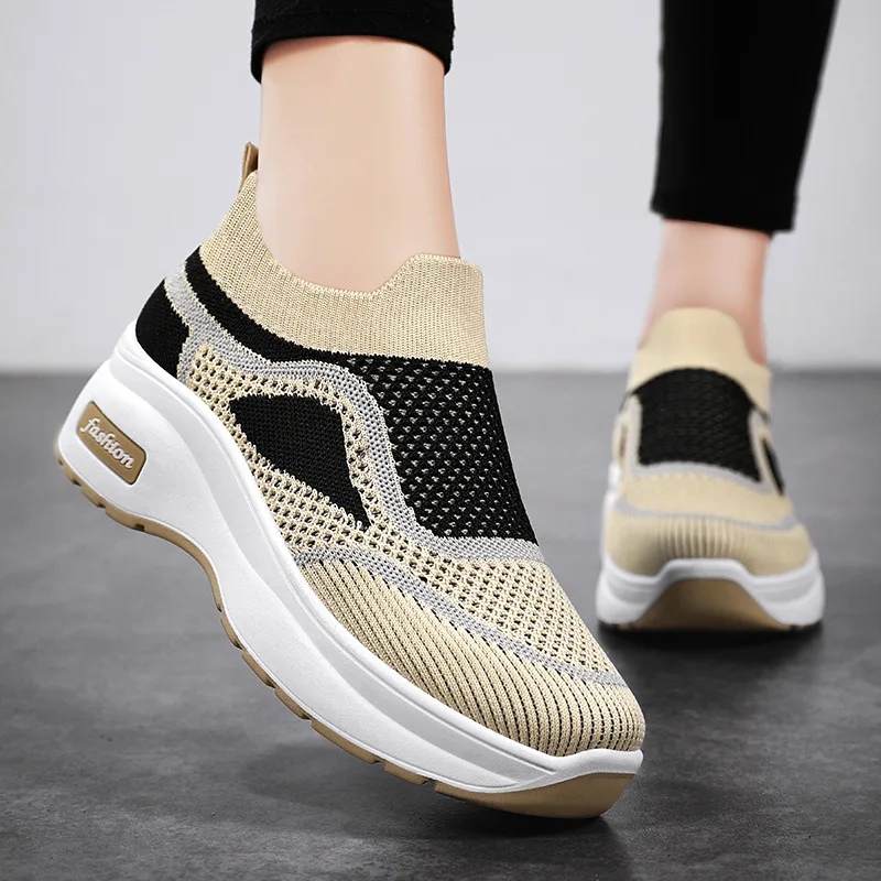 Shoes for women with thick soles and casual style. Women\'s shoes with elevated height are breathable, comfortable, and casual