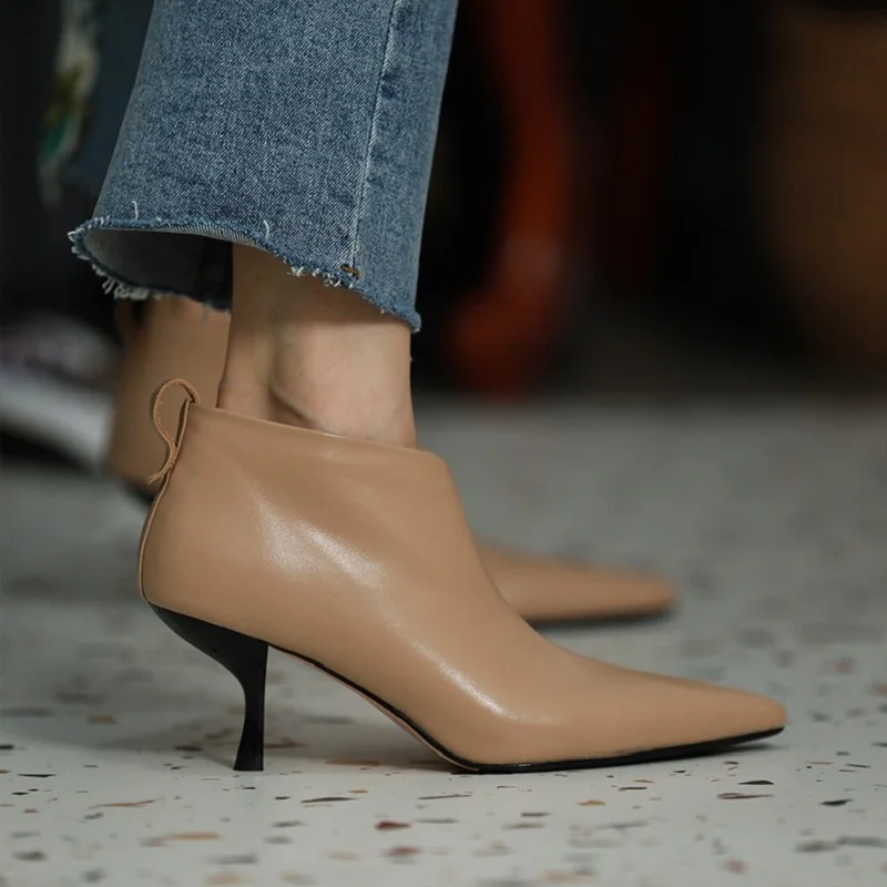 Europejskie seksowne buty damskie szpiczasty nosek kobiece białe buty rozmiar 43 botki nowoczesne buty damskie obcasy typu Kitten buty zimowe ze skóry wołowej