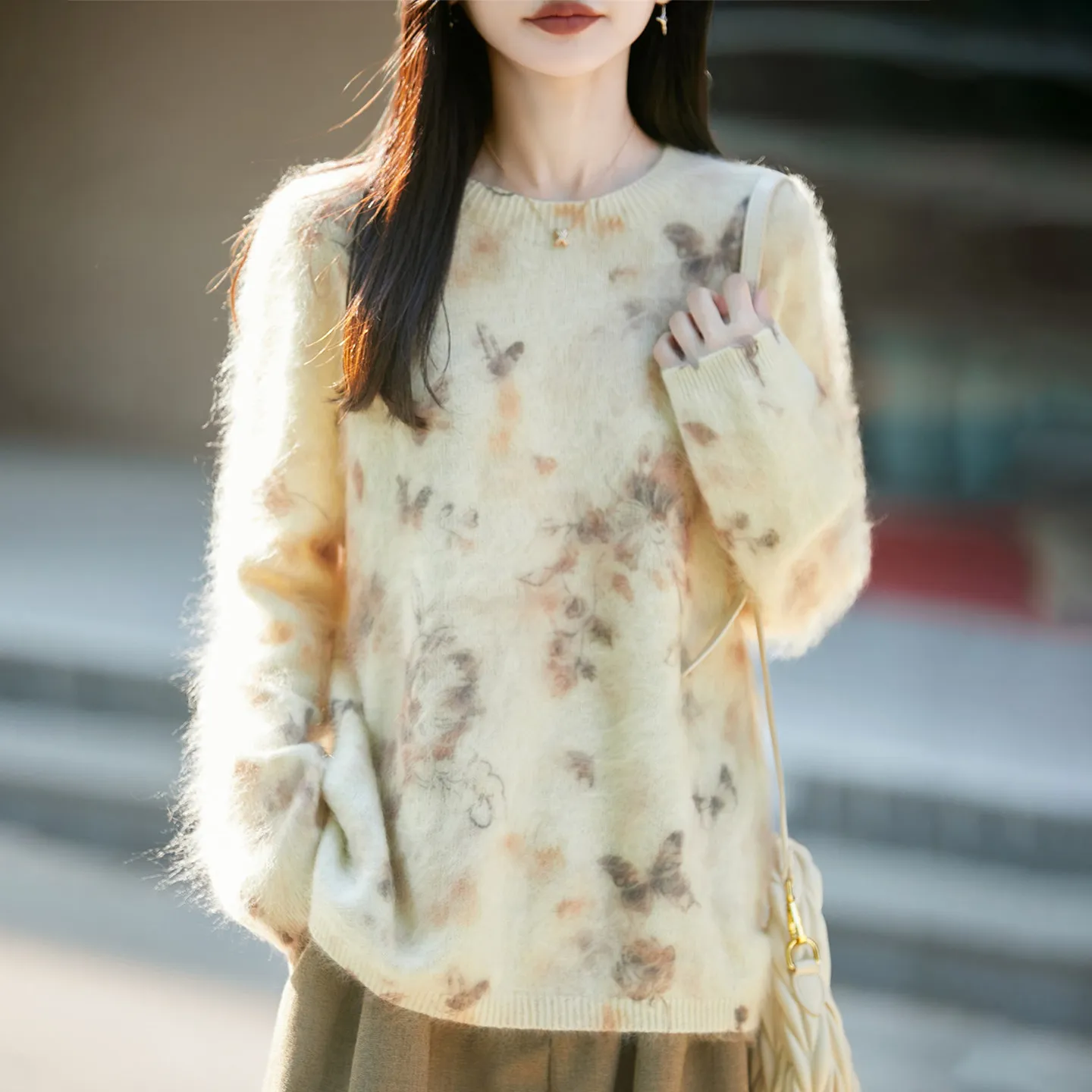 Cashmere and Wool Blended Knitted Sweater with Crewneck Pulled Thick Sweater Printing Process Loose Sweater