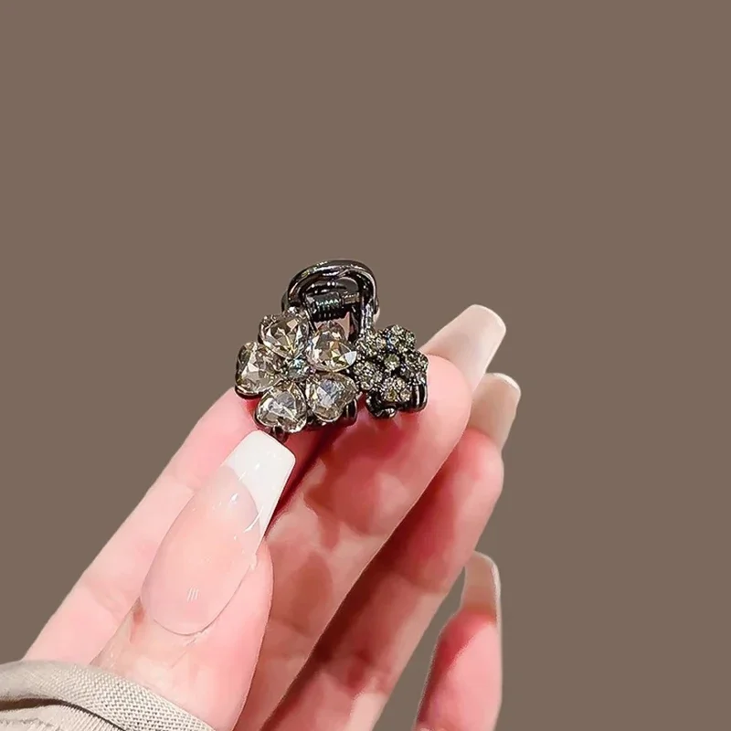 Exquisite schwarze Strass-Blume, kleine Haarklammer, niedliche Haarspange, modische Damen-Pony-Seitenclip, koreanischer Stil, Haar-Accessoires