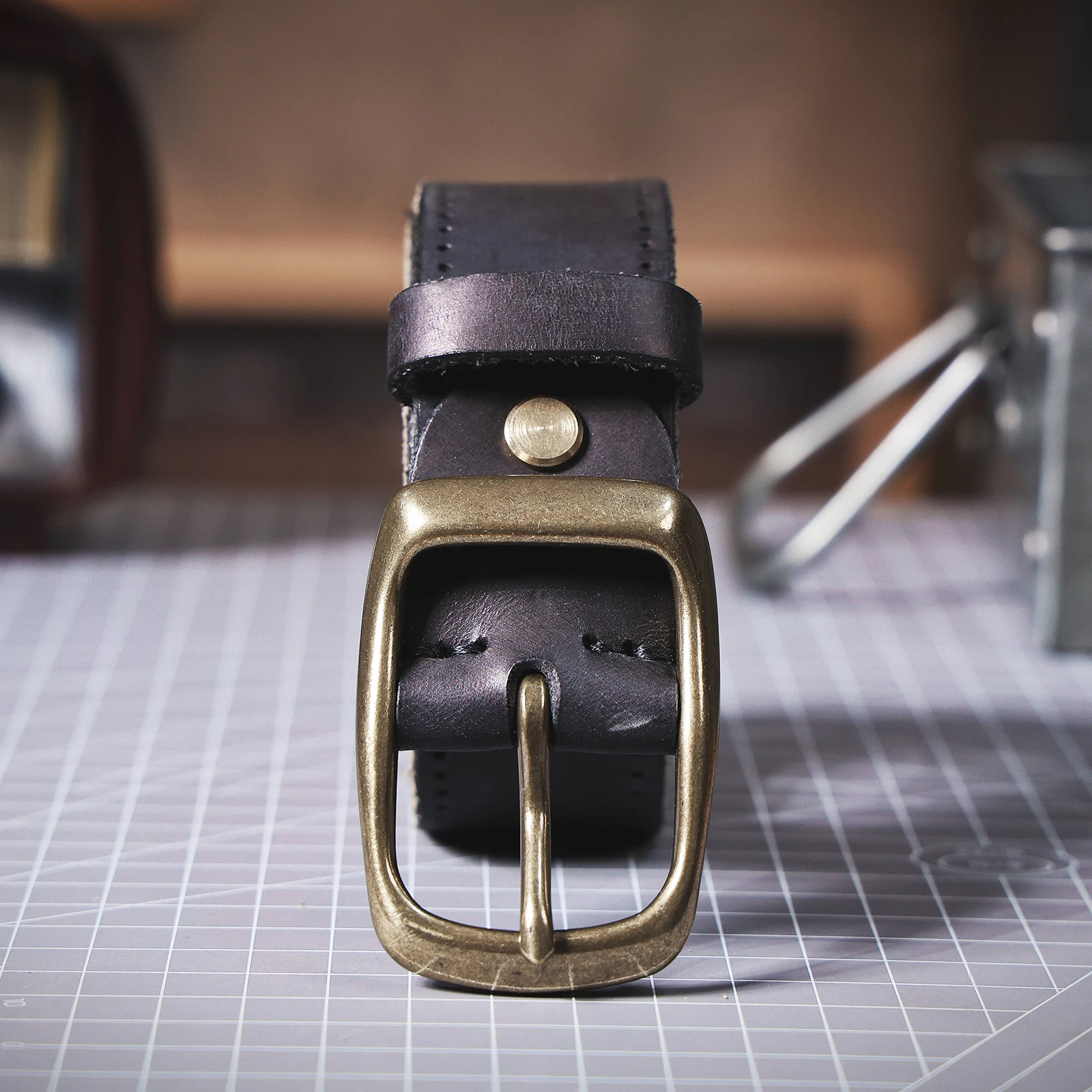 S.WORKER Vintage-Herren-Gürtel aus echtem Leder, Vollnarbenleder, lässiger, klassischer Jeansgürtel mit Messing-Dornschließe, Geschenkbox – Detail 20