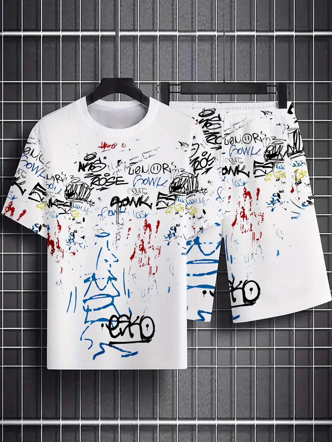 المجموعة الرجالية الجديدة لصيف 2025 هي طباعة جرافيتي ثلاثية الأبعاد عصرية وناعمة ومريحة وقابلة للتنفس