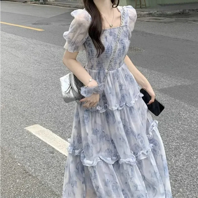 Damen Blau-Graues Blumenmuster Quadratischer Ausschnitt Puffärmel Gerafftes Mehrlagiges Rüschen-Maxikleid Transparentes Chiffon Sommer Märchenhaftes Freizeitkleid