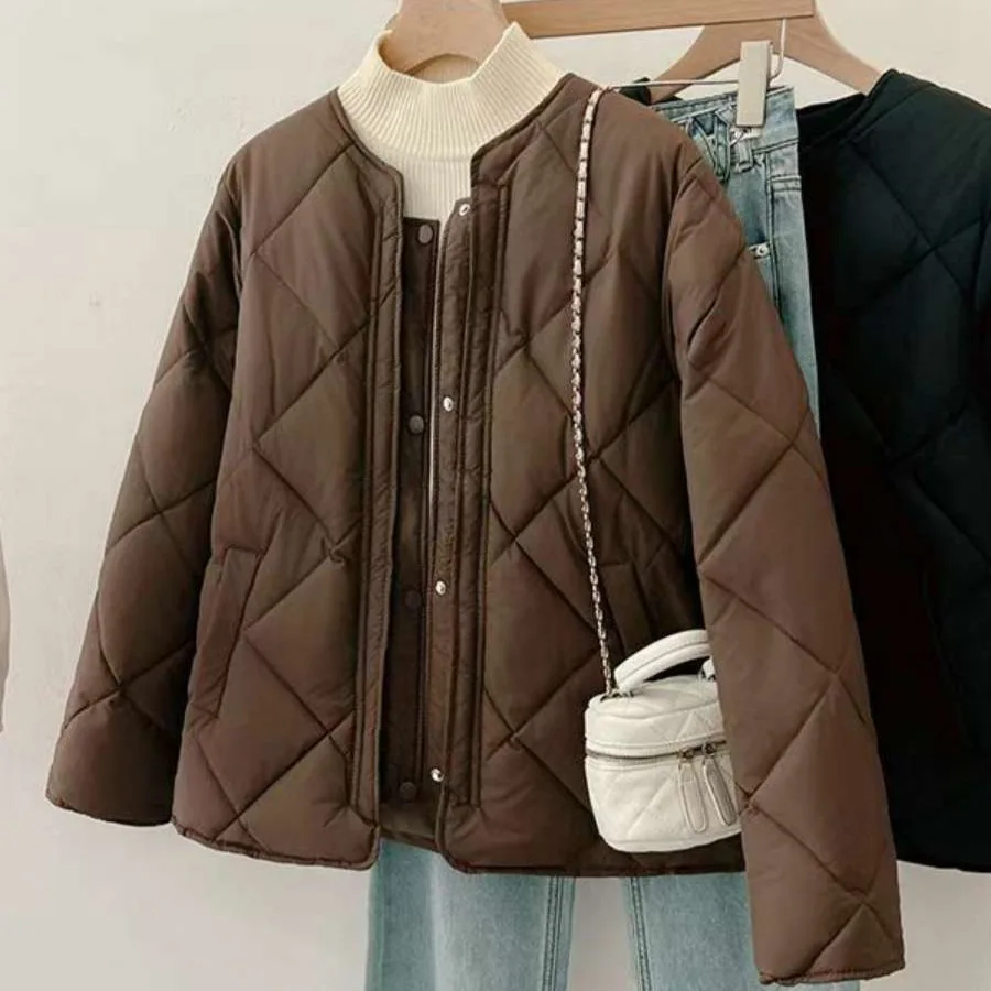 เสื้อแจ็คเก็ตผ้าฝ้ายคอกลมน้ำหนักเบาแฟชั่นสไตล์เกาหลีของผู้หญิงเสื้อโค้ทลายเพชรอินเทรนด์ฤดูหนาวปี 2025