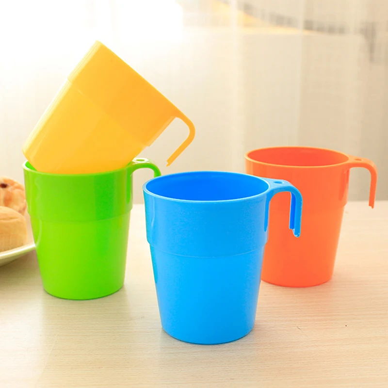 Taza de agua de Color con mango antideslizante, taza de plástico para el hogar, taza de plástico Simple, taza de té portátil con agarre, 1 ud.