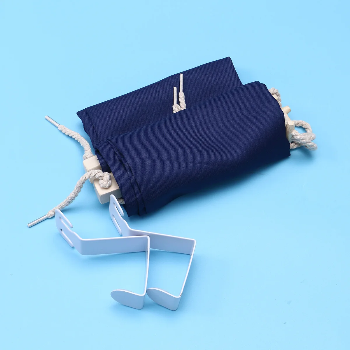 Eco-vriendelijke verstelbare bureauvoethangmat met metalen clips Gemakkelijk mee te nemen en te installeren voor gebruik op kantoor en buitenshuis